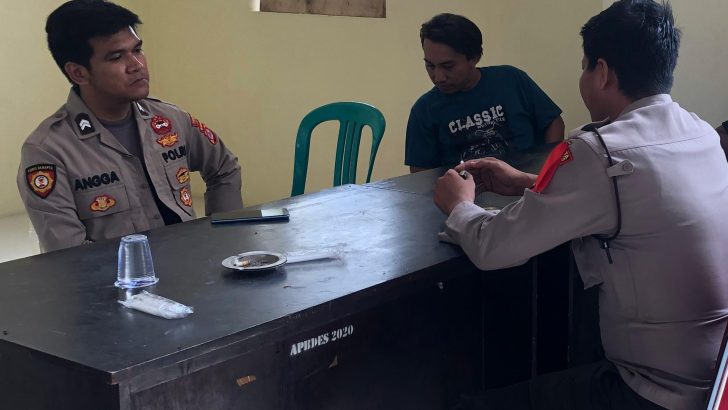 Bripka Dwi dan Briptu Angga optimalkan Sambang DDS sebagai upaya pendekatan diri dengan masyarakat di Desa Kedung