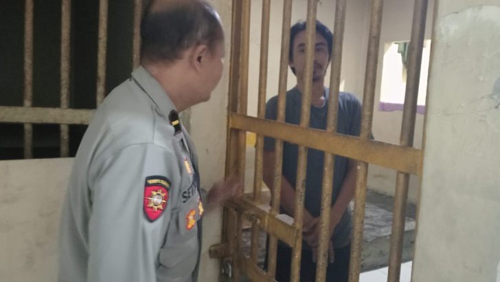 Menjaga keamanan Polsek Kresek, Ipda Setiyono lakukan Pengecekan kondisi Tahanan di Mapolsek Kresek Polresta Tangerang