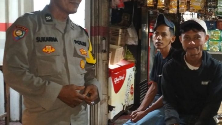 Pastikan wilayah aman, Aiptu Sukarna lakukan giat Patroli Sambang Warga di Desa Jengkol