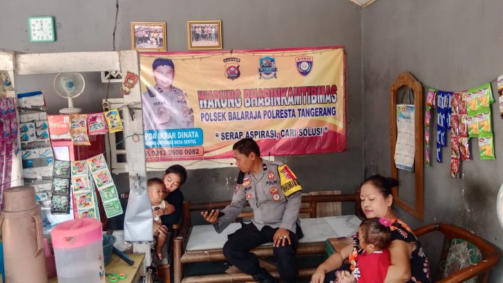 Bhabinkamtibmas Polsek Balaraja Polresta Tangerang Aipda Ikrar Dinata memberikaan himbauan dan pesan-pesan kamtibmas kepada warga Warung Bhabinkamtibmas, tentang pilkada aman, damai dan sejuk