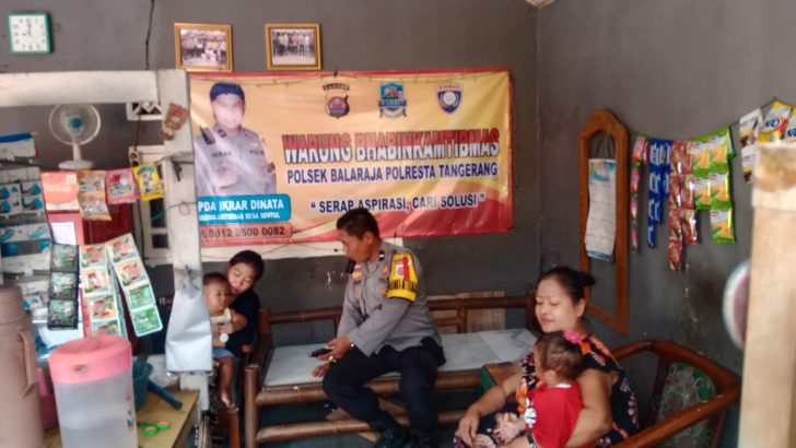 Bhabinkamtibmas Polsek Balaraja Polresta Tangerang Aipda Ikrar Dinata memberikaan himbauan dan pesan-pesan kamtibmas kepada warga Warung Bhabinkamtibmas, tentang pilkada aman, damai dan sejuk