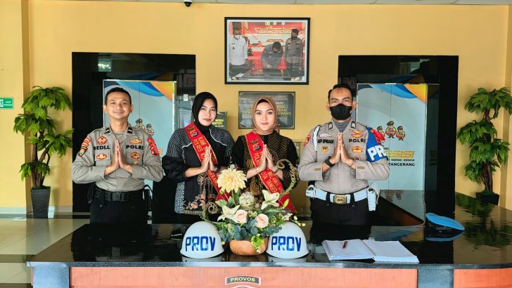 briptu desi melaksanakan piket pelayanan polwan