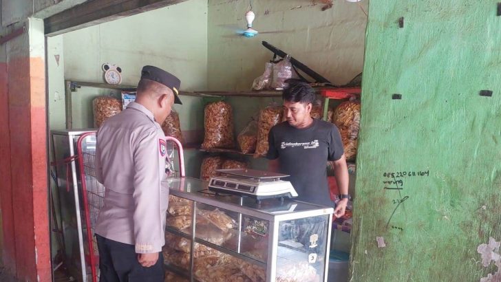 Ipda Agus Purwono PS. Kanit Binkamsa Patroli Sambang, Himbau Pedagang Waspada Pelaku Kejahatan