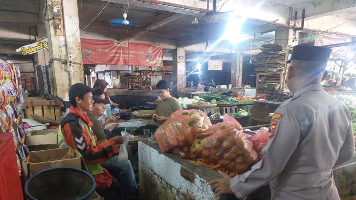 PS. Kanit Binkamsa Berikan Himbauan Ke Pedagang Di Pasar Tradisional