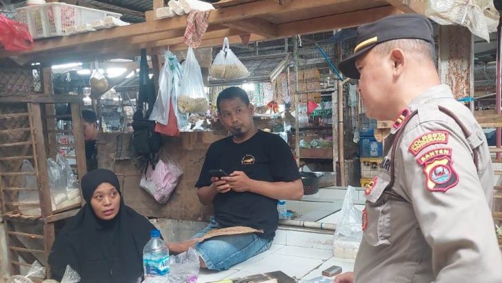 Antisipasi Peredaran Uang Palsu, Personil Satbinmas Sambangi Pasar dan Pertokoan