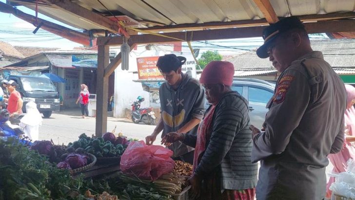 Patroli Dialogis, Iptu A. Hambali PS. Kanit Bintibsos Sampaikan Himbauan ke Pedagang Pasar