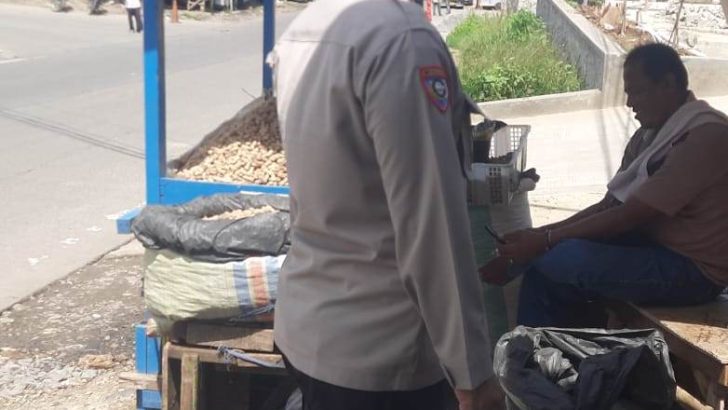 Sambangi Pedagang Yang Berjualan Di Pinggir Jalan, Ipda Agus Purwono PS. Kanit Bintibsos Satbinmas Polresta Tangerang Berikan Himbauan Kamtibmas
