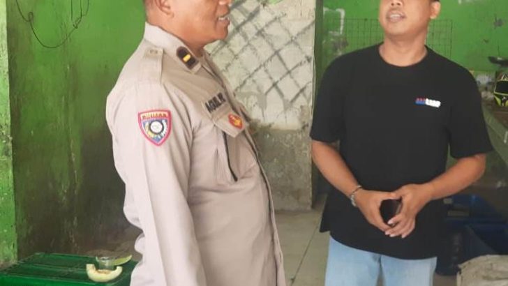 Ipda Agus Purwono PS. Kanit Bintibsos Satbinmas Polresta Tangerang menyambangi pedagang yang berjualan di pasar di Kecamatan Sukamulya