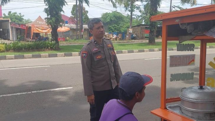 Patroli Sambang, PS. Kasubnit Binpolmas Satbinmas Aipda Ansori, S.H. Berikan Himbauan Kamtibmas Kepada Pedagang