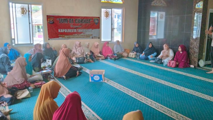 Kasat Binmas Bersama Pers Satbinmas Polresta Tangerang Laksanakan Giat Jumat Curhat Bersama Ibu-Ibu Pengajian
