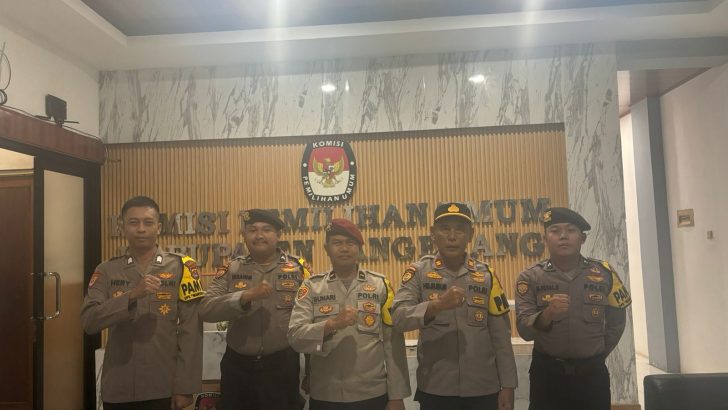 KBO Sat Reskrim Lakukan Pengecekan Anggota Pengamanan di Gedung KPU Kabupaten Tangerang