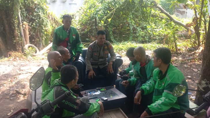 Aipda Dwi Mulyono, S.H. Personil Satbinmas Ajak Komunitas Ojek Online Tertib Lalu Lintas dan Jaga Kamtibmas
