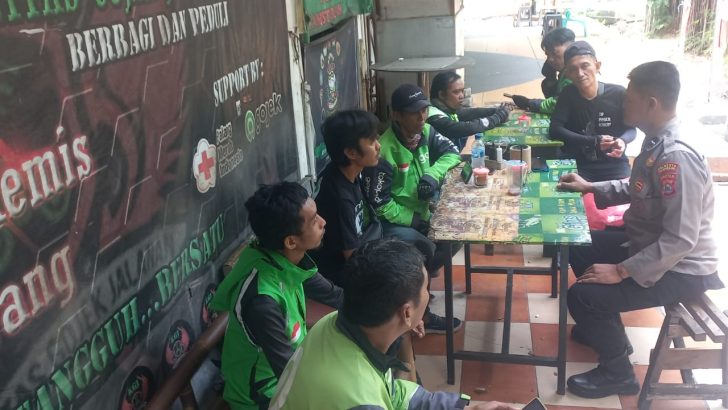 PS. Kasubnit Bhabinkamtibmas Sambang kepada Komunitas Gojek Villa Tomang Baru