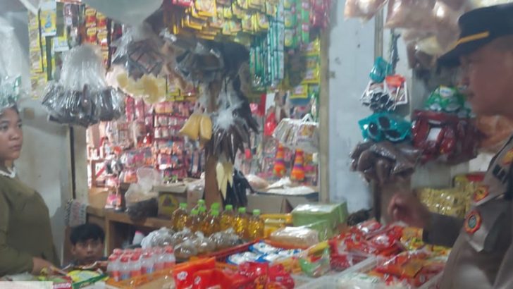 Laksanakan Patroli Sambang Satpam, PS. Kanit Bintibsos Satbinmas Polresta Tangerang Berikan himbauan kepada Pedagang di pasar