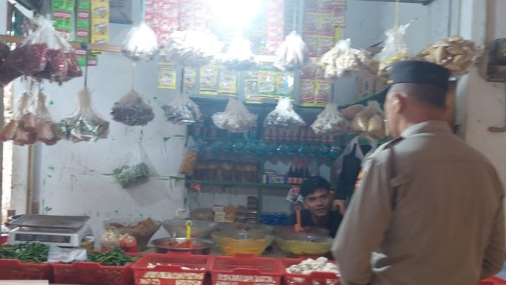 Sambangi Pedagang Yang Sedang Berjualan Di Pasar, Iptu A. Hambali Himbau Untuk Jaga Kamtibmas