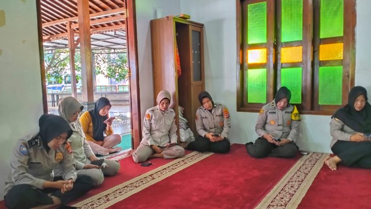 Polwan Satbinmas Polresta Tangerang Menghadiri Kegiatan Yasinan Rutin Polresta Tangerang