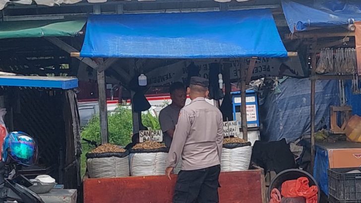Ipda Agus Purwono PS. Kanit Binkamsa Satbinmas Polresta Tangerang Berikan Pesan Kepada Pedagang untuk Waspada Terhadap Tindak Kejahatan