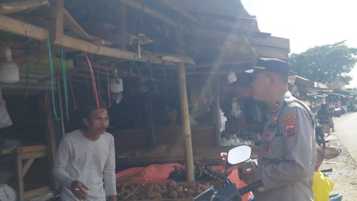 PS. Kanit Bintibsos Satbinmas Iptu A. Hambali Sambang Harkamtibmas Datangi Pasar Tradisional