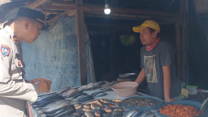 Kunjungi Pasar, Personil Satbinmas Polresta Tangerang Himbau Masyarakat Waspada Tindak Kejahatan