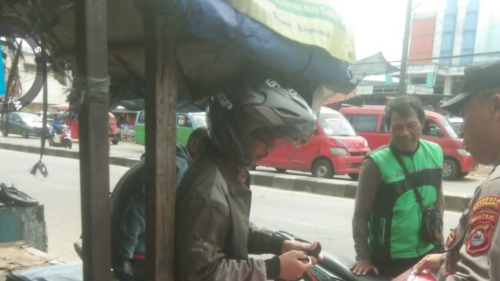 Sambangi Tukang Ojeg, Aipda Ansori PS. Kasubnit Binpolmas Himbau Warga Jaga Kamtibmas
