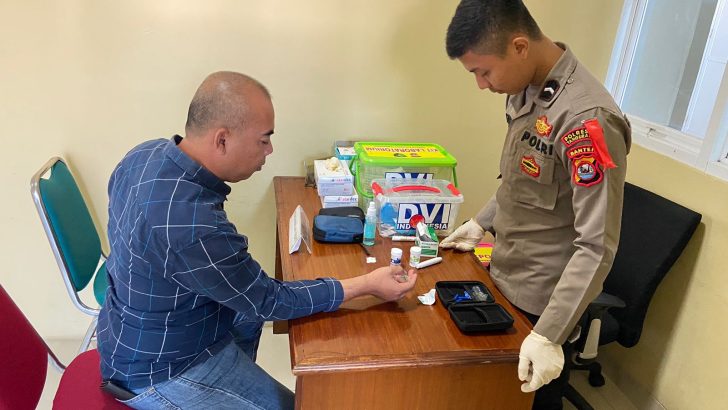 Pemeriksaan GDS, Asam Urat dan Kolesterol kepada Anggota Polri di Klinik Bhayangkara Polresta Tangerang