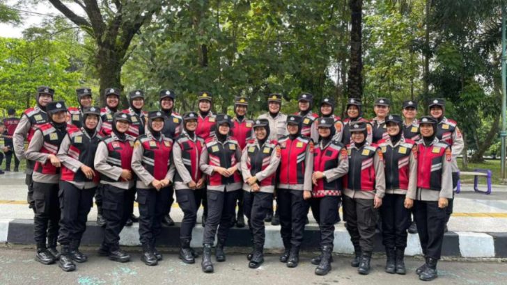 Anggota Polwan Sat Reskrim Polresta Tangerang Terlibat dalam Pengamanan Aksi Unjuk Rasa GMNI Tangerang