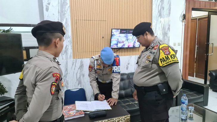 PENGECEKAN BUKU MUTASI PERSONIL PAM KANTOR KPU KAB. TANGERANG OLEH ANGGOTA SIPROPAM