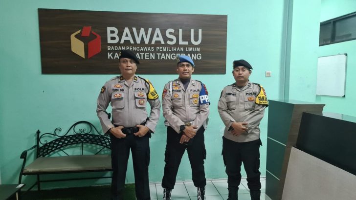 ANGGOTA SIPROPAM MELAKSANAKAN PENGECEKAN PERSONIL PAM KANTOR BAWASLU