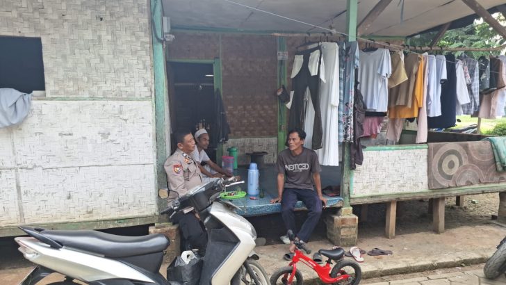 Bhabinkamtibmas Desa Balaraja Polsek Balaraja Polresta Tangerang,memberikaan himbauan kepada seluruh warga desa Balaraja Binaan, tentang pilkada yang aman, damai dan sejuk