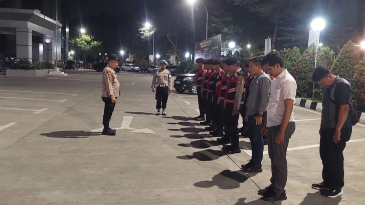 SIPROPAM MELAKSANAKAN PENGECEKAN APEL MALAM PIKET FUNGSI POLRESTA TANGERANG