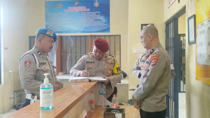 Cek buku mutasi petugas jaga ruang tahanan oleh Sipropam Polresta Tangerang