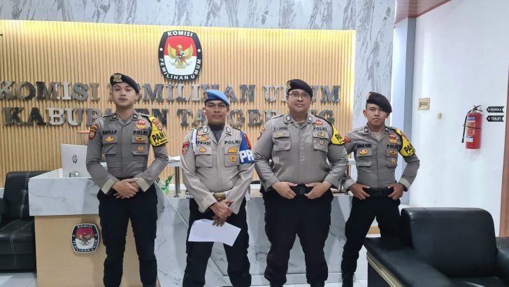 ANGGOTA SIPROPAM MELAKSANAKAN PENGECEKAN PERSONIL PAM KANTOR KPU KAB. TANGERANG