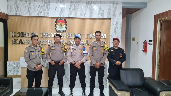 ANGGOTA SIPROPAM MELAKSANAKAN PENGECEKAN PERSONIL PAM KANTOR KPU KAB. TANGERANG