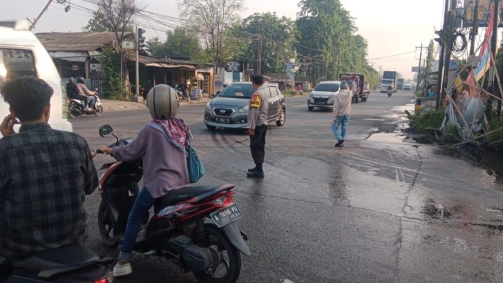 Aiptu Slamet berikan  Pelayanan Kepada Masyarakat  Sekitar Pada Protap Pagi