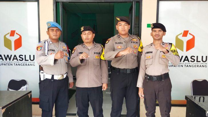ANGGOTA SIPROPAM MELAKSANAKAN PENGECEKAN PERSONIL PAM KANTOR BAWASLU