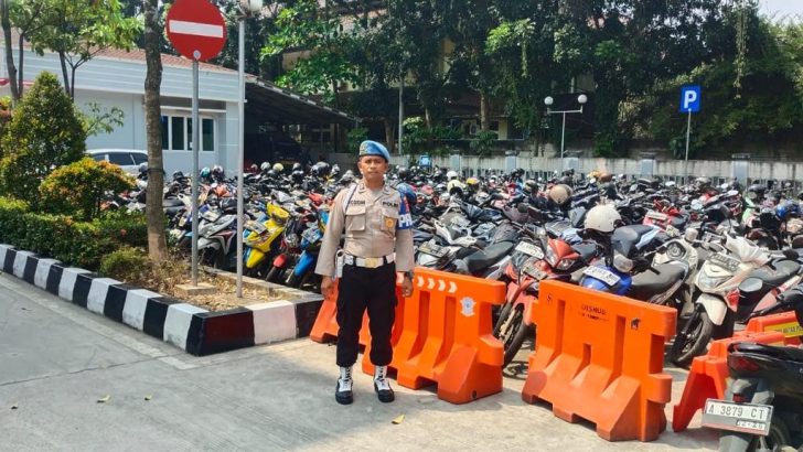 Penertiban parkir Dilingkungan Mako Polresta Tangerang oleh Sipropam