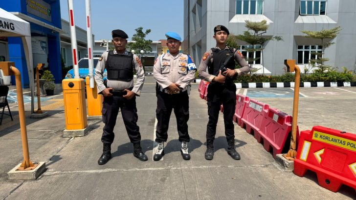 Pengecekan petugas penjagaan Mako Polresta Tangerang oleh Sipropam