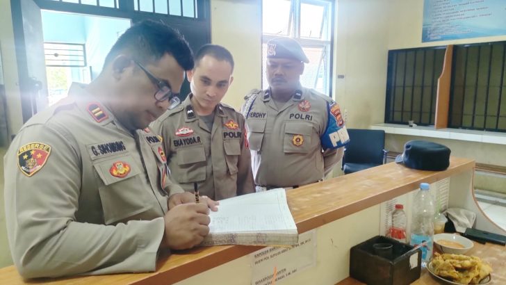 Cek buku mutasi petugas jaga ruang tahanan oleh Sipropam Polresta Tangerang
