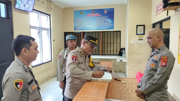 Cek buku mutasi petugas jaga ruang tahanan oleh Sipropam Polresta Tangerang
