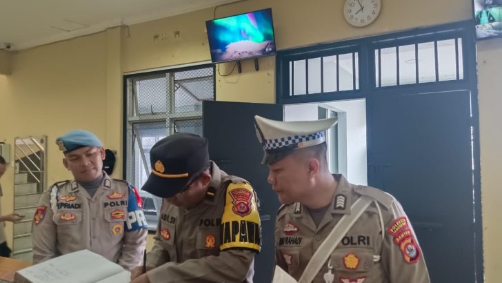 Cek buku mutasi petugas jaga ruang tahanan oleh Sipropam Polresta Tangerang
