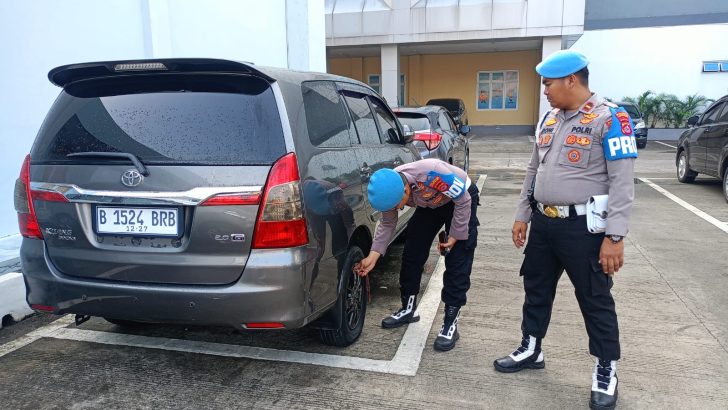 Penertiban parkir Dilingkungan Mako Polresta Tangerang oleh Sipropam