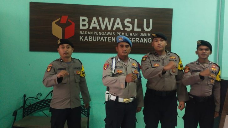 ANGGOTA SIPROPAM MELAKSANAKAN PENGECEKAN PERSONIL PAM KANTOR BAWASLU