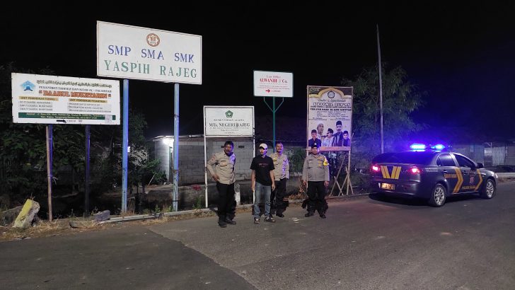 Kegiatan patroli mobile polsek rajeg antisipasi gangguan kamtibmas pada malam hari
