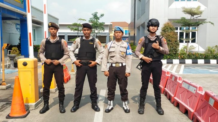 Pengecekan petugas penjagaan Mako Polresta Tangerang oleh Sipropam