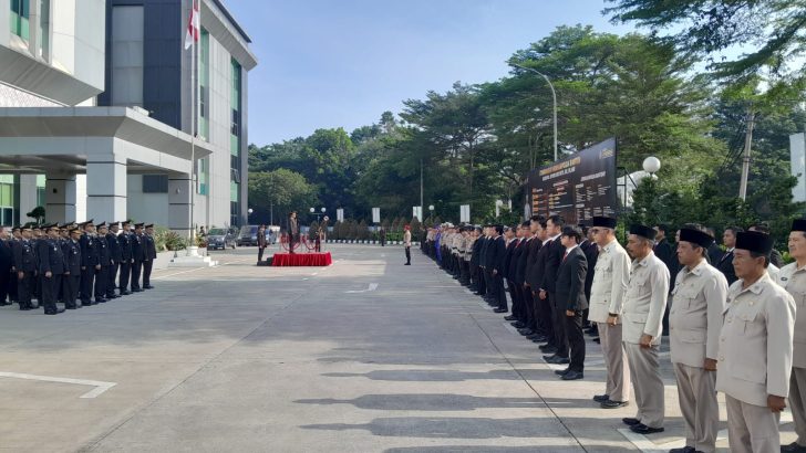ANGGOTA SIPROPAM MELAKUKAN PENGECEKAN ANGGOTA PADA APEL PAGI POLRESTA TANGERANG 
