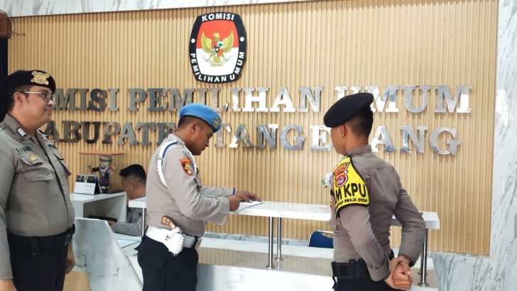 PENGECEKAN BUKU MUTASI PERSONIL PAM KANTOR KPU KAB. TANGERANG OLEH ANGGOTA SIPROPAM