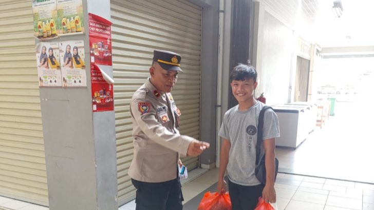 PERSONIL SATBINMAS KUNJUNGI PASAR HIMBAUAN PENGUNJUNG WASPADA KEJAHATAN
