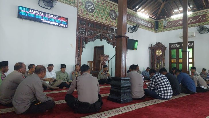 Personil Satbinmas Mengikuti Kegiatan Rutin Di Hari Kamis Di Masjid Al Latif Di Polresta Tangerang