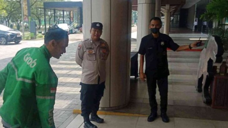 BRIPKA M. ROMLI ANGGOTA SAT BINMAS MEMBERI HIMBAUAN KEPADA PENGUNJUNG DAN SATPAM MAL CIPUTRA CITRA RAYA