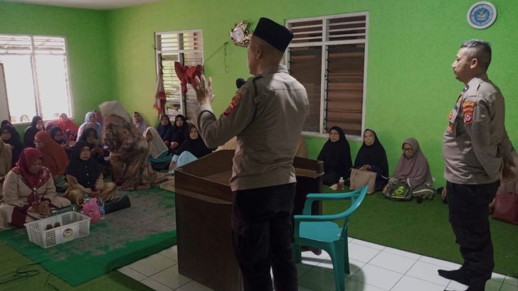 Iptu A. Hambali PS. Kanit Bintibsos Satbinmas Polresta Tangerang binluh kepada Ibu-Ibu majlis talim at taqwa